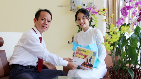 Làm chậu kiểng bán Tết giúp trò nghèo - Ảnh 1. Làm chậu kiểng bán Tết giúp trò nghèo - Ảnh 1.