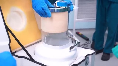 VinMec áp dụng thành công kỹ thuật ghép xương tự thân cho bệnh nhân ung thư xương - Ảnh 3. VinMec áp dụng thành công kỹ thuật ghép xương tự thân cho bệnh nhân ung thư xương - Ảnh 3.