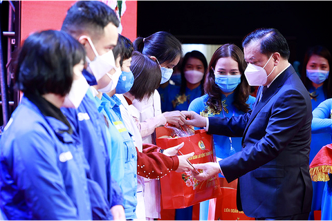 Bí thư Hà Nội: ‘Không để đoàn viên, người lao động nào không có Tết’ - Ảnh 1. Bí thư Hà Nội: ‘Không để đoàn viên, người lao động nào không có Tết’ - Ảnh 1.