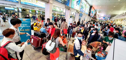 Sân bay Tân Sơn Nhất đông nghẹt người về quê ăn Tết - Ảnh 2. Sân bay Tân Sơn Nhất đông nghẹt người về quê ăn Tết - Ảnh 2.