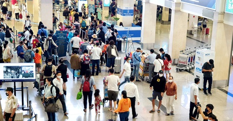 Sân bay Tân Sơn Nhất đông nghẹt người về quê ăn Tết - Ảnh 3. Sân bay Tân Sơn Nhất đông nghẹt người về quê ăn Tết - Ảnh 3.