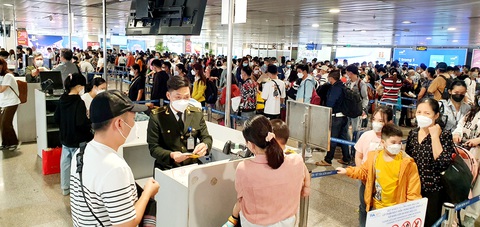 Sân bay Tân Sơn Nhất đông nghẹt người về quê ăn Tết - Ảnh 9. Sân bay Tân Sơn Nhất đông nghẹt người về quê ăn Tết - Ảnh 9.