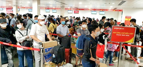 Sân bay Tân Sơn Nhất đông nghẹt người về quê ăn Tết - Ảnh 5. Sân bay Tân Sơn Nhất đông nghẹt người về quê ăn Tết - Ảnh 5.