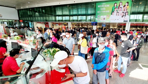 Sân bay Tân Sơn Nhất đông nghẹt người về quê ăn Tết - Ảnh 6. Sân bay Tân Sơn Nhất đông nghẹt người về quê ăn Tết - Ảnh 6.