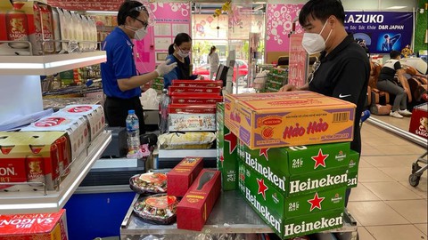 Giá bia siêu thị rẻ hơn bên ngoài, nhiều người vào siêu thị săn nhộn nhịp - Ảnh 1. Giá bia siêu thị rẻ hơn bên ngoài, nhiều người vào siêu thị săn nhộn nhịp - Ảnh 1.