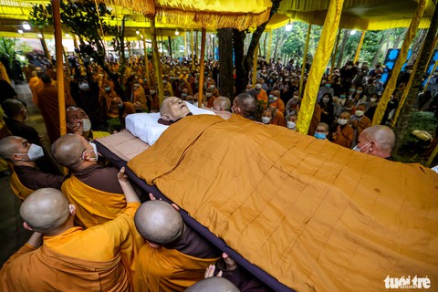 Những hình ảnh tại lễ nhập kim quan Thiền sư Thích Nhất Hạnh - Ảnh 1. Những hình ảnh tại lễ nhập kim quan Thiền sư Thích Nhất Hạnh - Ảnh 1.