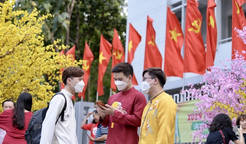 Ngày xuân đỏ thắm màu cờ - Ảnh 1. Ngày xuân đỏ thắm màu cờ - Ảnh 1.