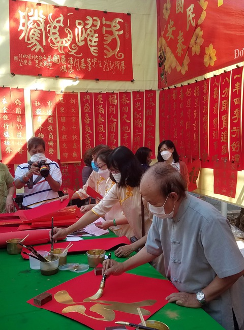 Các thư pháp gia người Hoa viết liễn đối cho chữ làm từ thiện mừng xuân - Ảnh 2. Các thư pháp gia người Hoa viết liễn đối cho chữ làm từ thiện mừng xuân - Ảnh 2.