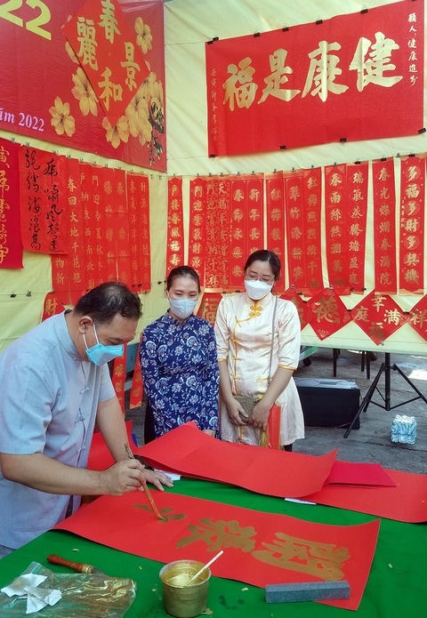 Các thư pháp gia người Hoa viết liễn đối cho chữ làm từ thiện mừng xuân - Ảnh 3. Các thư pháp gia người Hoa viết liễn đối cho chữ làm từ thiện mừng xuân - Ảnh 3.