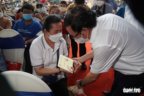 Bí thư TP.HCM Nguyễn Văn Nên trao quà cho công nhân, gia đình khó khăn ở Đồng Nai - Ảnh 1. Bí thư TP.HCM Nguyễn Văn Nên trao quà cho công nhân, gia đình khó khăn ở Đồng Nai - Ảnh 1.