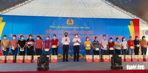Bí thư TP.HCM Nguyễn Văn Nên trao quà cho công nhân, gia đình khó khăn ở Đồng Nai - Ảnh 2. Bí thư TP.HCM Nguyễn Văn Nên trao quà cho công nhân, gia đình khó khăn ở Đồng Nai - Ảnh 2.