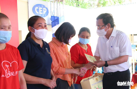Bí thư TP.HCM Nguyễn Văn Nên trao quà cho công nhân, gia đình khó khăn ở Đồng Nai - Ảnh 3. Bí thư TP.HCM Nguyễn Văn Nên trao quà cho công nhân, gia đình khó khăn ở Đồng Nai - Ảnh 3.