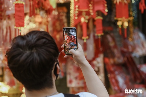 Hà Nội nắng ráo cuối tuần, bạn trẻ kéo nhau lên chợ Hàng Lược ‘check-in’ - Ảnh 6. Hà Nội nắng ráo cuối tuần, bạn trẻ kéo nhau lên chợ Hàng Lược ‘check-in’ - Ảnh 6.