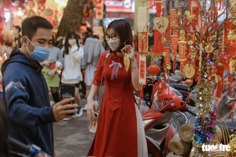Hà Nội nắng ráo cuối tuần, bạn trẻ kéo nhau lên chợ Hàng Lược ‘check-in’ - Ảnh 7. Hà Nội nắng ráo cuối tuần, bạn trẻ kéo nhau lên chợ Hàng Lược ‘check-in’ - Ảnh 7.