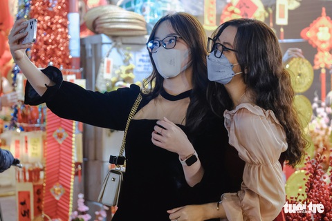 Hà Nội nắng ráo cuối tuần, bạn trẻ kéo nhau lên chợ Hàng Lược ‘check-in’ - Ảnh 1. Hà Nội nắng ráo cuối tuần, bạn trẻ kéo nhau lên chợ Hàng Lược ‘check-in’ - Ảnh 1.