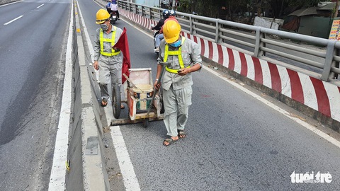 Lại xuất hiện hàng trăm mảnh đinh sắc nhọn trên cầu vượt tỉnh lộ 10 - Ảnh 1. Lại xuất hiện hàng trăm mảnh đinh sắc nhọn trên cầu vượt tỉnh lộ 10 - Ảnh 1.