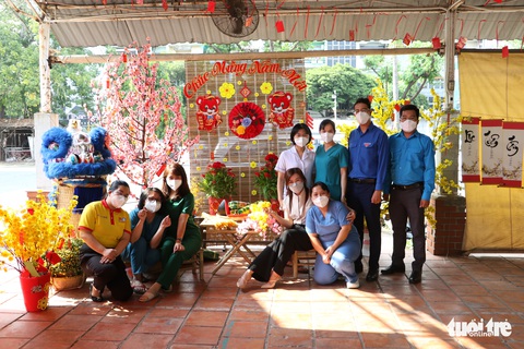 Xuân tình nguyện mang Tết đến bệnh viện dã chiến - Ảnh 1. Xuân tình nguyện mang Tết đến bệnh viện dã chiến - Ảnh 1.