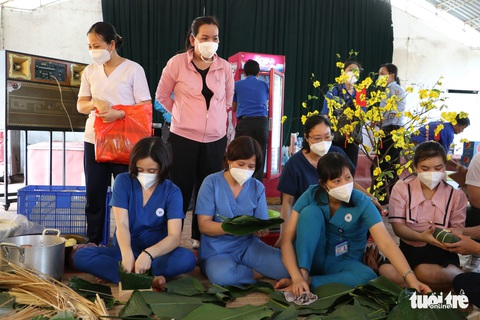 Xuân tình nguyện mang Tết đến bệnh viện dã chiến - Ảnh 2. Xuân tình nguyện mang Tết đến bệnh viện dã chiến - Ảnh 2.
