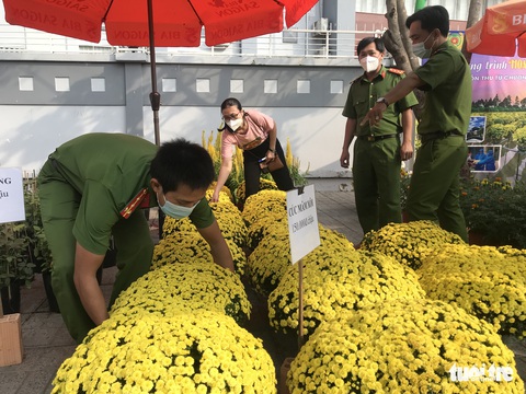 Công an Long Xuyên ra đường bán hoa gây quỹ cho người nghèo vui Tết - Ảnh 3. Công an Long Xuyên ra đường bán hoa gây quỹ cho người nghèo vui Tết - Ảnh 3.