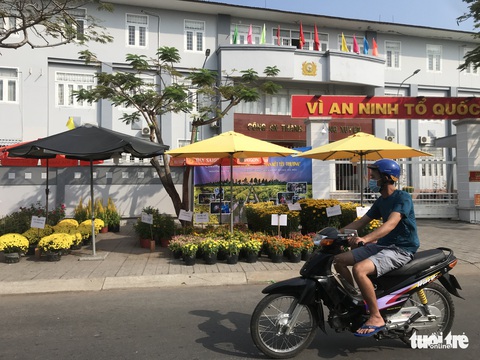Công an Long Xuyên ra đường bán hoa gây quỹ cho người nghèo vui Tết - Ảnh 1. Công an Long Xuyên ra đường bán hoa gây quỹ cho người nghèo vui Tết - Ảnh 1.