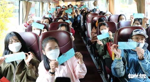 Sinh viên TP.HCM về quê đón Tết trên chuyến xe nghĩa tình - Ảnh 1. Sinh viên TP.HCM về quê đón Tết trên chuyến xe nghĩa tình - Ảnh 1.