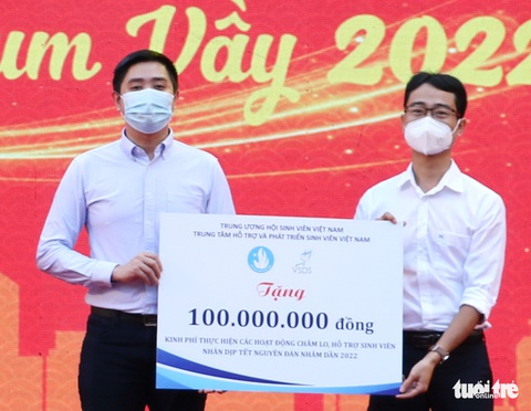 Sinh viên TP.HCM về quê đón Tết trên chuyến xe nghĩa tình - Ảnh 10. Sinh viên TP.HCM về quê đón Tết trên chuyến xe nghĩa tình - Ảnh 10.