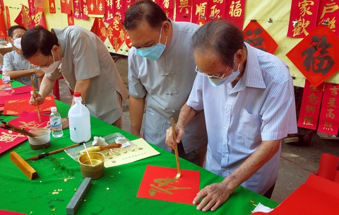 Các thư pháp gia người Hoa viết liễn đối cho chữ làm từ thiện mừng xuân - Ảnh 4. Các thư pháp gia người Hoa viết liễn đối cho chữ làm từ thiện mừng xuân - Ảnh 4.