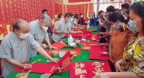 Các thư pháp gia người Hoa viết liễn đối cho chữ làm từ thiện mừng xuân - Ảnh 1. Các thư pháp gia người Hoa viết liễn đối cho chữ làm từ thiện mừng xuân - Ảnh 1.