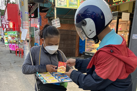 Người bán vé số, nhặt ve chai bất ngờ nhận lì xì trên đường phố từ những người không quen - Ảnh 4. Người bán vé số, nhặt ve chai bất ngờ nhận lì xì trên đường phố từ những người không quen - Ảnh 4.