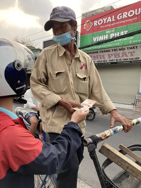 Người bán vé số, nhặt ve chai bất ngờ nhận lì xì trên đường phố từ những người không quen - Ảnh 2. Người bán vé số, nhặt ve chai bất ngờ nhận lì xì trên đường phố từ những người không quen - Ảnh 2.