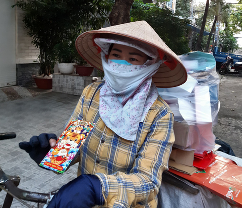 Người bán vé số, nhặt ve chai bất ngờ nhận lì xì trên đường phố từ những người không quen - Ảnh 1. Người bán vé số, nhặt ve chai bất ngờ nhận lì xì trên đường phố từ những người không quen - Ảnh 1.