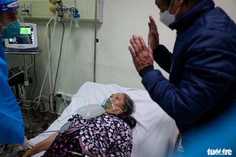 Phía trong thành trì cuối cùng điều trị COVID-19: Một cuộc đời khép lại, một mầm sống đâm chồi - Ảnh 5. Phía trong thành trì cuối cùng điều trị COVID-19: Một cuộc đời khép lại, một mầm sống đâm chồi - Ảnh 5.