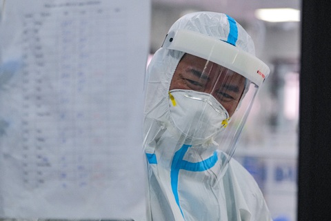 Phía trong thành trì cuối cùng điều trị COVID-19: Một cuộc đời khép lại, một mầm sống đâm chồi - Ảnh 9. Phía trong thành trì cuối cùng điều trị COVID-19: Một cuộc đời khép lại, một mầm sống đâm chồi - Ảnh 9.