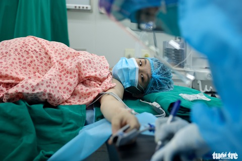 Phía trong thành trì cuối cùng điều trị COVID-19: Một cuộc đời khép lại, một mầm sống đâm chồi - Ảnh 19. Phía trong thành trì cuối cùng điều trị COVID-19: Một cuộc đời khép lại, một mầm sống đâm chồi - Ảnh 19.
