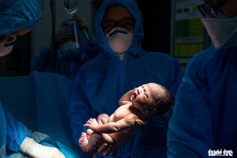 Phía trong thành trì cuối cùng điều trị COVID-19: Một cuộc đời khép lại, một mầm sống đâm chồi - Ảnh 21. Phía trong thành trì cuối cùng điều trị COVID-19: Một cuộc đời khép lại, một mầm sống đâm chồi - Ảnh 21.