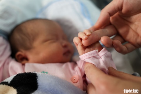 Phía trong thành trì cuối cùng điều trị COVID-19: Một cuộc đời khép lại, một mầm sống đâm chồi - Ảnh 25. Phía trong thành trì cuối cùng điều trị COVID-19: Một cuộc đời khép lại, một mầm sống đâm chồi - Ảnh 25.