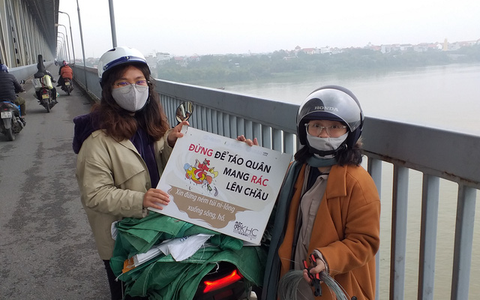 Treo bao tải đón rác thải ngày ông Táo về Trời - Ảnh 1. Treo bao tải đón rác thải ngày ông Táo về Trời - Ảnh 1.