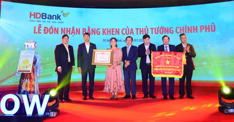 HDBank nhận bằng khen của Thủ tướng vì thành tích xuất sắc trong phòng chống dịch COVID-19 - Ảnh 1. HDBank nhận bằng khen của Thủ tướng vì thành tích xuất sắc trong phòng chống dịch COVID-19 - Ảnh 1.
