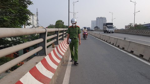 Công an đi vận động các tiệm sửa xe không... rải đinh - Ảnh 2. Công an đi vận động các tiệm sửa xe không... rải đinh - Ảnh 2.