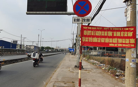 Công an đi vận động các tiệm sửa xe không... rải đinh - Ảnh 1. Công an đi vận động các tiệm sửa xe không... rải đinh - Ảnh 1.