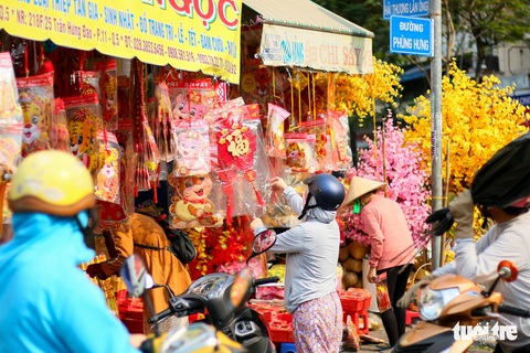 Chợ Tài lộc ở TP.HCM rực rỡ đón Tết - Ảnh 7. Chợ Tài lộc ở TP.HCM rực rỡ đón Tết - Ảnh 7.