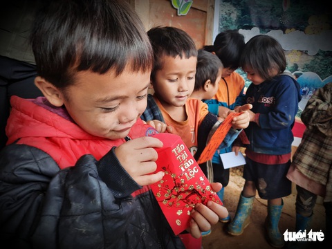 Học sinh nhỏ vùng cao được học gói bánh chưng, ăn cà ri ngày Tết - Ảnh 10. Học sinh nhỏ vùng cao được học gói bánh chưng, ăn cà ri ngày Tết - Ảnh 10.