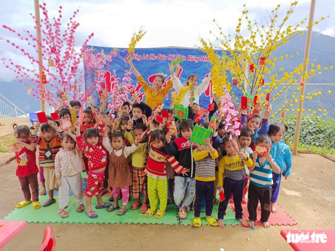 Học sinh nhỏ vùng cao được học gói bánh chưng, ăn cà ri ngày Tết - Ảnh 1. Học sinh nhỏ vùng cao được học gói bánh chưng, ăn cà ri ngày Tết - Ảnh 1.