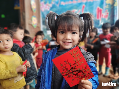 Học sinh nhỏ vùng cao được học gói bánh chưng, ăn cà ri ngày Tết - Ảnh 11. Học sinh nhỏ vùng cao được học gói bánh chưng, ăn cà ri ngày Tết - Ảnh 11.