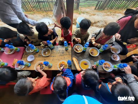 Học sinh nhỏ vùng cao được học gói bánh chưng, ăn cà ri ngày Tết - Ảnh 6. Học sinh nhỏ vùng cao được học gói bánh chưng, ăn cà ri ngày Tết - Ảnh 6.