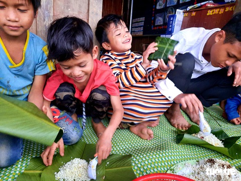 Học sinh nhỏ vùng cao được học gói bánh chưng, ăn cà ri ngày Tết - Ảnh 3. Học sinh nhỏ vùng cao được học gói bánh chưng, ăn cà ri ngày Tết - Ảnh 3.