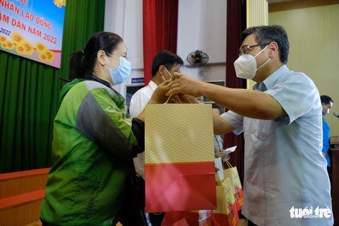 Nhận quà Tết, tài xế công nghệ mừng tủi ‘Tết này có tiền lo cho con’ - Ảnh 2. Nhận quà Tết, tài xế công nghệ mừng tủi ‘Tết này có tiền lo cho con’ - Ảnh 2.