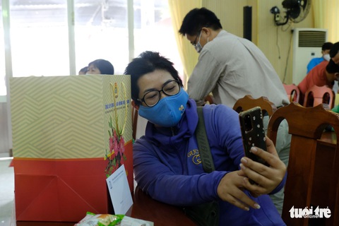 Nhận quà Tết, tài xế công nghệ mừng tủi ‘Tết này có tiền lo cho con’ - Ảnh 3. Nhận quà Tết, tài xế công nghệ mừng tủi ‘Tết này có tiền lo cho con’ - Ảnh 3.