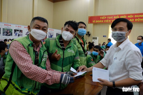 Nhận quà Tết, tài xế công nghệ mừng tủi ‘Tết này có tiền lo cho con’ - Ảnh 4. Nhận quà Tết, tài xế công nghệ mừng tủi ‘Tết này có tiền lo cho con’ - Ảnh 4.