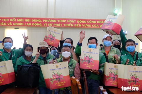Nhận quà Tết, tài xế công nghệ mừng tủi ‘Tết này có tiền lo cho con’ - Ảnh 1. Nhận quà Tết, tài xế công nghệ mừng tủi ‘Tết này có tiền lo cho con’ - Ảnh 1.